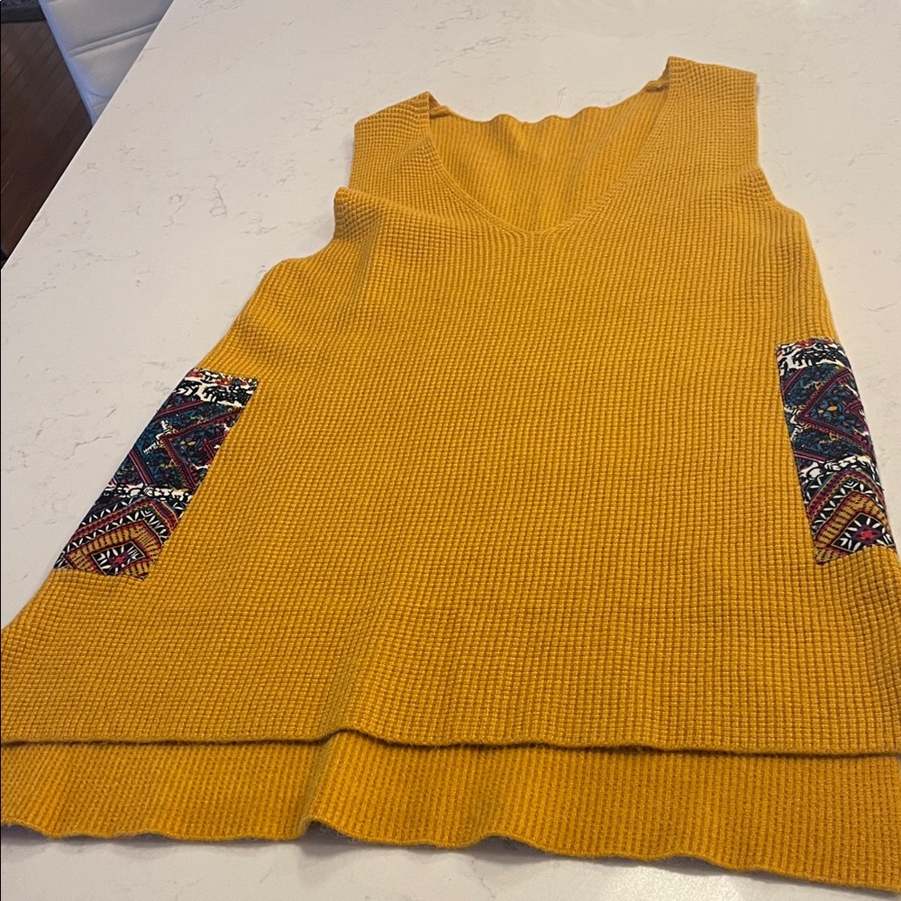 VINTAGE EUC Yellow Knit Women's Tunic dress/top with Patterned Pockets